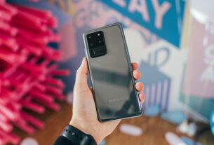 Samsung Galaxy A55 na mão do usuário