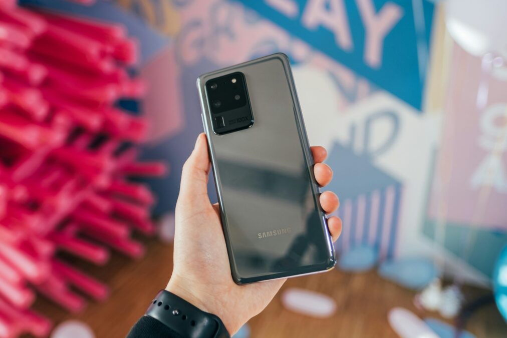 Samsung Galaxy A55 na mão do usuário
