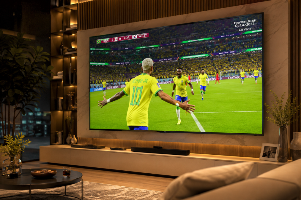 Smart TVs 4K em sala moderna