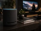 Caixa de som amazon echo studio com anel de led azul ligado sobre aparador de madeira escura em sala de estar moderna