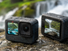 Câmera de ação GoPro HERO 12 preta com pontinhos azuis e gotas de água sobre rocha em cenário de aventura