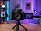 Câmera mirrorless Sony ZV-E10 II com tela articulada e tripé de mesa em estúdio de gravação para o youtube
