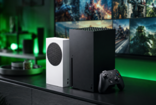 Consoles Xbox Series X e S sobre rack com luz neon verde destacando as vantagens de ter uma assinatura xbox game pass