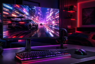 Monitor 144hz gamer sem bordas exibindo jogo de corrida com teclado mecanico rgb em mesa de computador iluminada