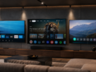 Três smart TVs alinhadas em parede cinza comparando as interfaces do Google TV revelando as vantagens da tv com android em relação ao tizen e webos