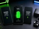 Aparelho do tipo celular com a melhor bateria exibindo icone de carga de bateria verde cem por cento aceso sobre mesa moderna
