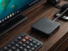 Dispositivo reprodutor de mídia do tipo fire stick tv lite conectado na entrada HDMI de uma televisão com tela acesa