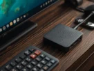 Dispositivo reprodutor de mídia do tipo fire stick tv lite conectado na entrada HDMI de uma televisão com tela acesa