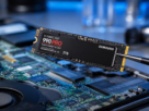 Placa de circuito de um componente de memória melhor ssd para notebook sendo instalada cuidadosamente por pinça em computador aberto