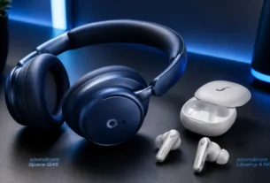 Dispositivos de audio do tipo melhores fones de ouvido da linha anker soundcore organizados sobre mesa moderna de escritorio