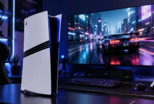 Console PlayStation 5 Pro preto e branco posicionado verticalmente em uma mesa gamer com luzes LED azuis ao fundo