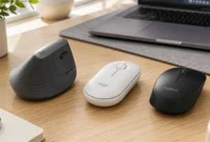 Aparelhos de informática do tipo mouse wireless logitech organizados sobre mesa de trabalho moderna de escritório