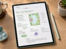 Tablet Samsung Galaxy Tab S9 FE verde com a caneta S Pen sobre mesa de trabalho em madeira com xicara de cafe