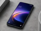 Smartphone moderno com tela AMOLED colorida acesa apoiado em uma superfície de concreto.