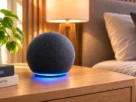 Smart speaker Echo Dot esférico com anel de luz azul aceso sobre mesa de cabeceira em quarto moderno.