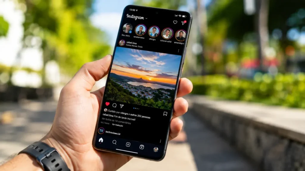 Melhor Celular Custo Benefício em 2026: Como Escolher o Smartphone Ideal Sem Gastar Muito 2 Mão segurando um celular com tela brilhante e legível sob a luz do sol em ambiente externo.