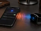 Solução para smartwatch nao conecta no celular em uma mesa de trabalho com iluminação tech