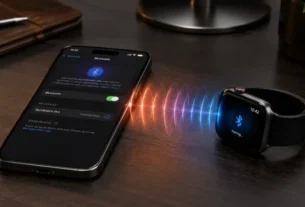 Solução para smartwatch nao conecta no celular em uma mesa de trabalho com iluminação tech
